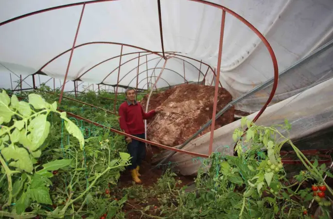 Antalya’da heyelan evlerin duvarlarını çatlattı, seralara dev kayalar düştü
