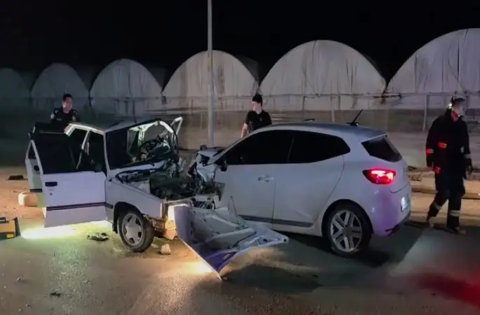 Antalya’da iki otomobilin kafa kafaya çarpıştığı kaza kamerada: 1 ölü
