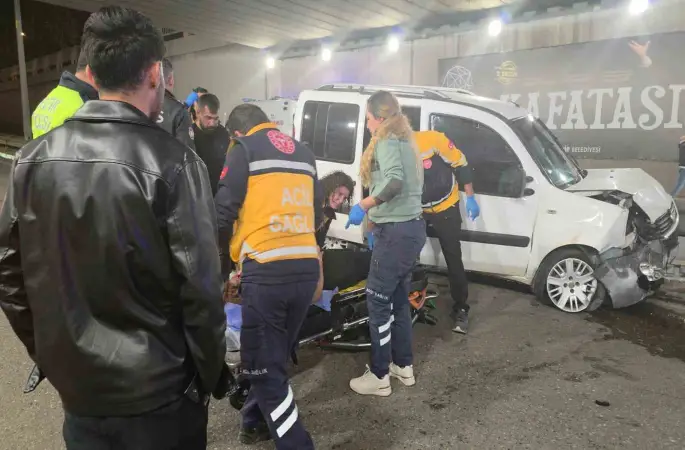 Antalya’da kontrolden çıkan otomobil bariyerlere çarptı: 3 yaralı
