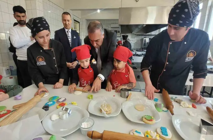 Antalya’da minikler mutfağa girdi, renkli kurabiyeler ortaya çıktı
