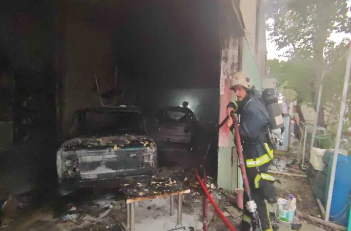 Antalya’da oto boyama atölyesindeki yangında iki iş yeri zarar gördü
