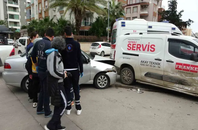 Antalya’da otomobil ile hafif ticari kavşakta çarpıştı: 3 yaralı
