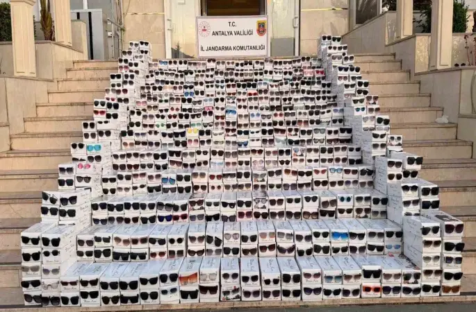 Antalya’da piyasa değeri 20 milyon olan 20 bin kaçak gözlük ele geçirildi
