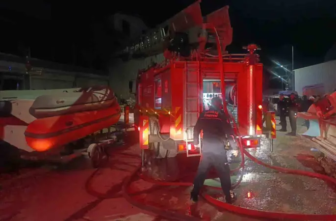 Antalya’da tekne imalathanesinde yangın
