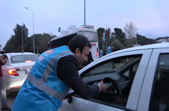 Antalya’da trafikte kalan vatandaşlara "İftara 5 Kala" sürprizi
