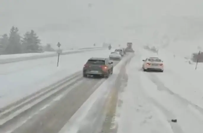 Antalya’nın bin 825 rakımlı Alacabel mevkiinde kar yağışı başladı
