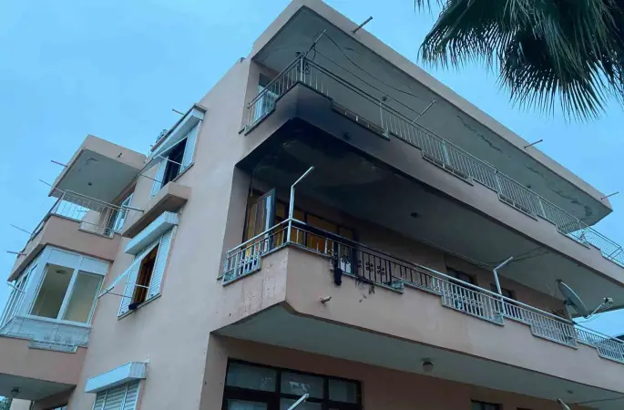 Apartman dairesinde yangın: 1 kişi dumandan etkilendi
