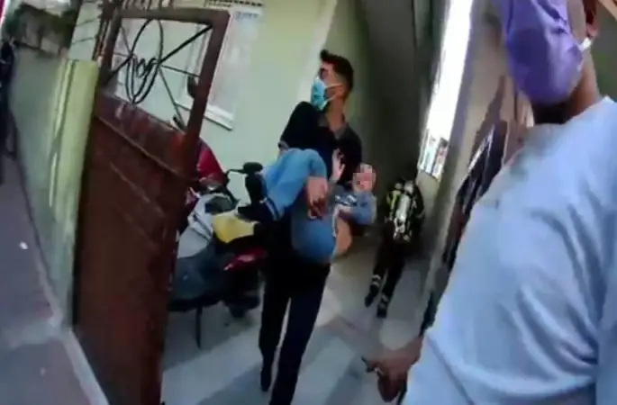 Apartmanda korkutan yangın: 9 kişi tahliye edildi
