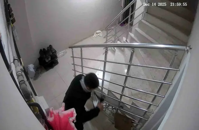 Apartmandan ayakkabı hırsızlığı kameraya yansıdı