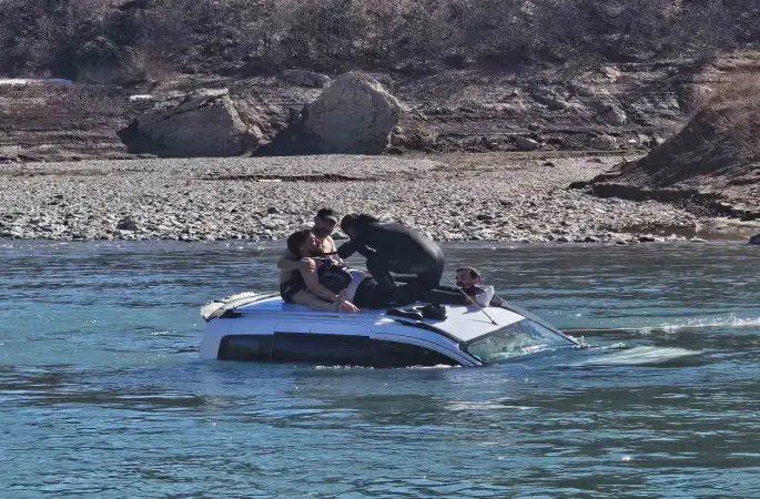 Araç baraj gölüne uçtu: 1 yaralı
