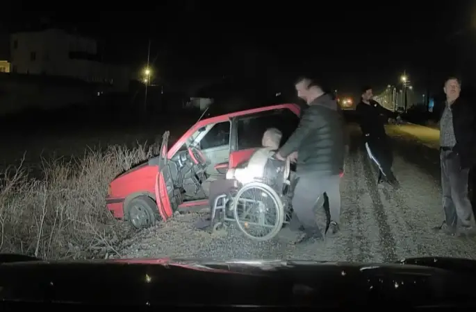 Araç şarampolde, engelli sürücü de araçta mahsur kaldı
