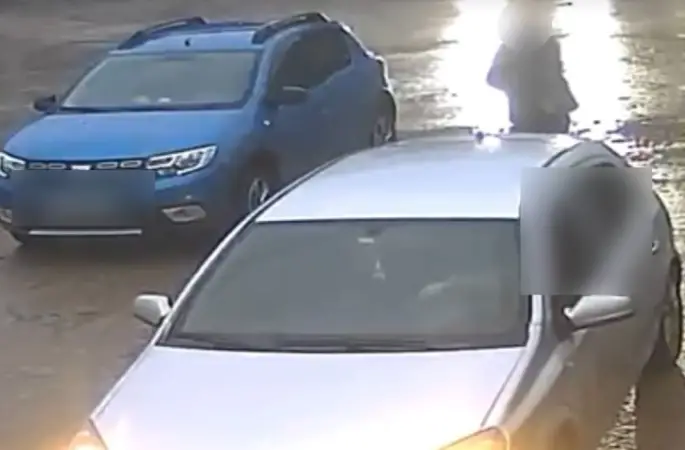 Aracın altında kalmaktan son anda kurtuldu
