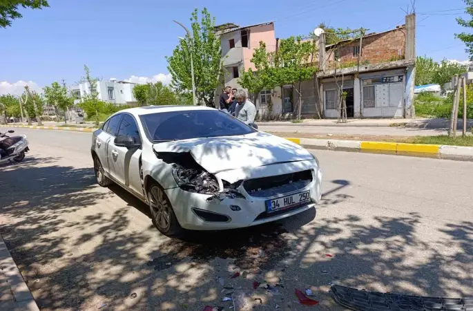 Aracın önünü keserek sürücüyü darp ettiler
