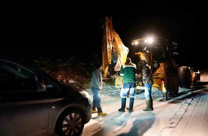 Araçlarıyla karlı ve buzlu yolda mahsur kalanları ekipler kurtardı
