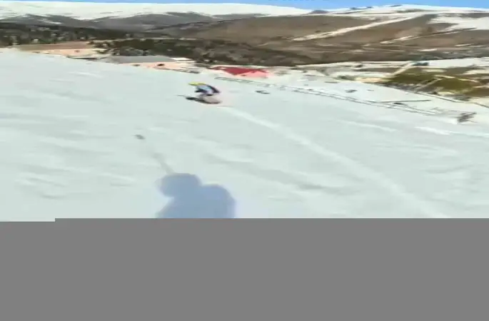 Araklı’nın karlı tepelerinde mahalle arasında snowboard keyfi
