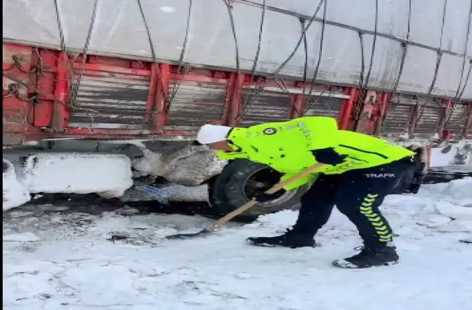 Ardahan’da karda mahsur kalanlara polis desteği
