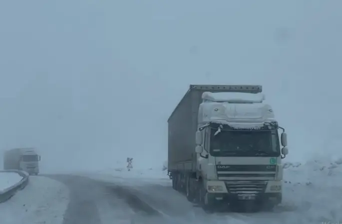 Ardahan’da ulaşıma kar ve tipi engeli
