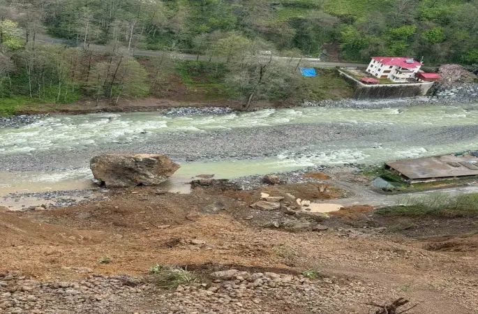 Ardeşen’de korkutan heyelan
