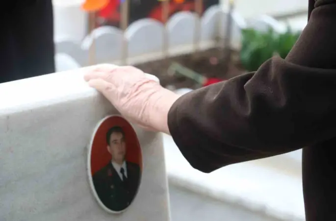 Arefe gününde Cebeci Askeri Şehitliği’ni ziyaret eden aileler şehitlerin kabirleri başında dua etti
