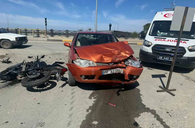 Arhavi’de otomobil ile motosiklet çarpıştı: 1 ölü
