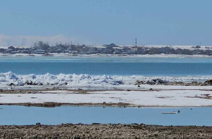 Arin Gölü’nde buz dalgaları: Sahilde metrelerce buz yığını oluştu
