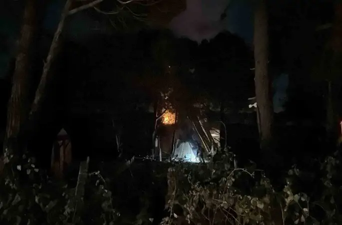 Arnavutköy Terkos’ta boşaltılan bungalov evler alev alev yandı
