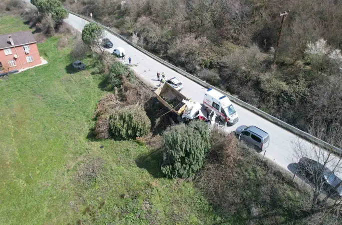 Arnavutköy’de hafriyat kamyonu çayırlık alana uçtu, ağaçların devrildiği alan havadan görüntülendi
