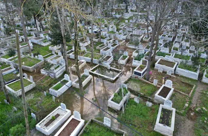 Arnavutköy’de mezarlık sular altında kaldı
