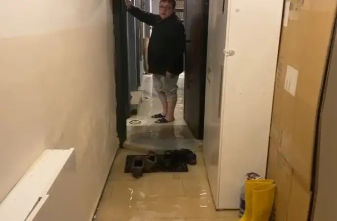 Arnavutköy’de sağanak yağışta ev ve iş yerlerini su bastı
