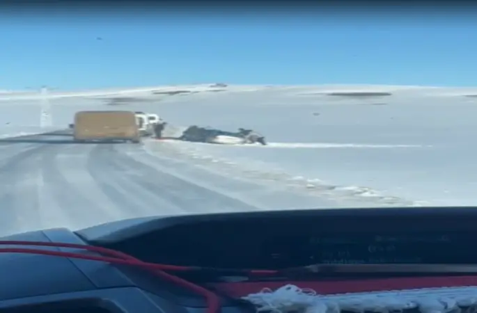 Arpaçay’da yoldan çıkan aracı köylüler el birliğiyle kurtardı
