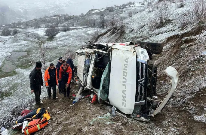 Artvin’de ambulans uçuruma yuvarlandı: 1 ölü, 4 yaralı
