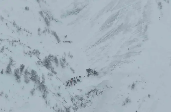 Artvin’de çığ altında kalan çobanları arama çalışmaları havadan görüntülendi
