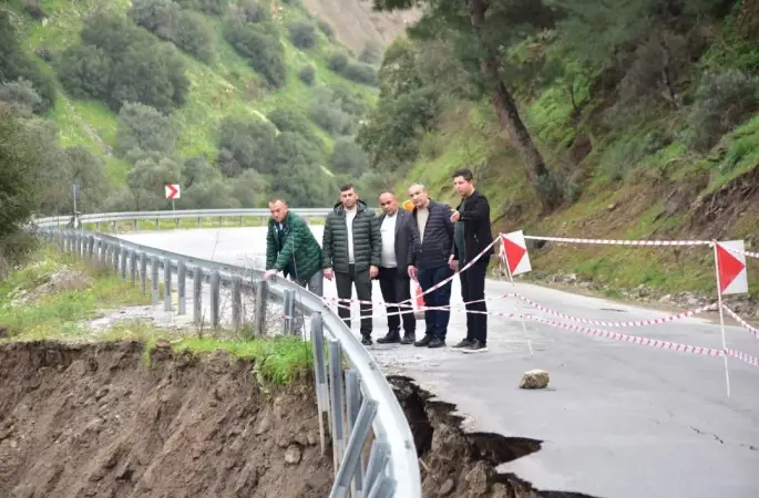 Aşırı yağış sonrası yol çöktü, ekiplerin çalışmaları sürüyor
