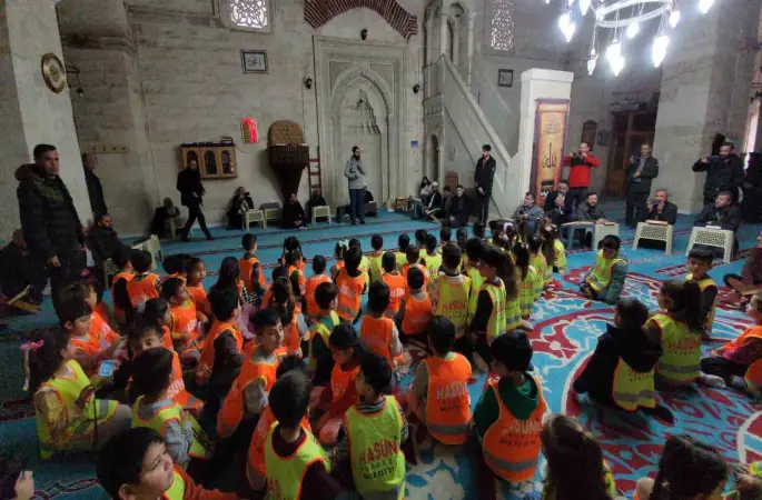 Asırlık camide yaşlılara anlamlı ziyaret
