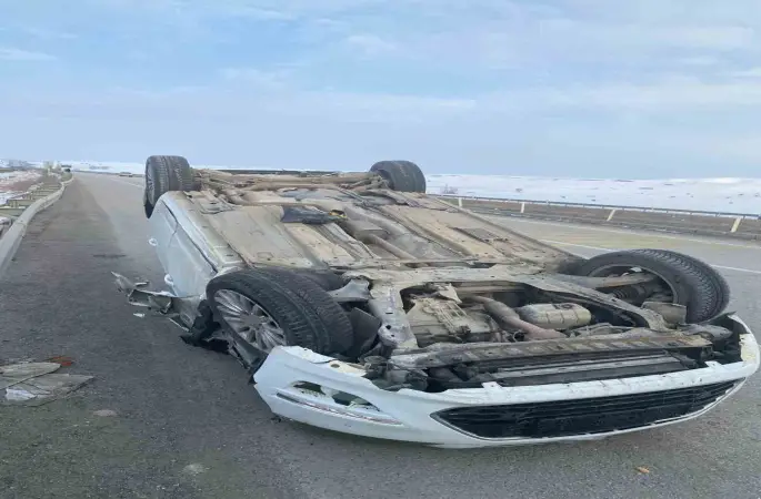 Aşkale’de trafik kazası: Otomobil takla attı, 2 kişi yaralandı
