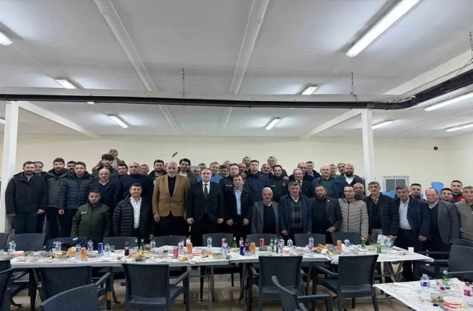 Aslanapa Kaymakamı İsmail Tosun, muhtarlarla iftarda bir araya geldi
