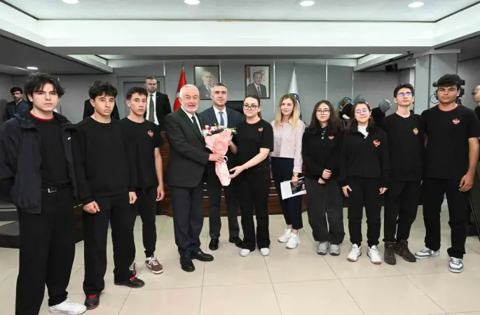 Aslı Derbent Özkan Lisesi öğrencileri Belediye Meclisi’ne konuk oldu
