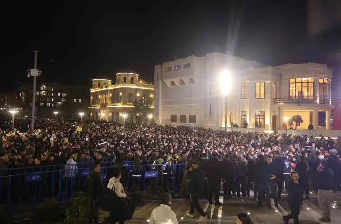 Asrın felaketinin 3’ünci yıl dönümünde Hatay’da binlerce kişi sessiz yürüyüş gerçekleştirdi
