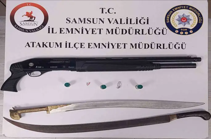 Atakum’da ruhsatsız silah ve kılıç ele geçirildi
