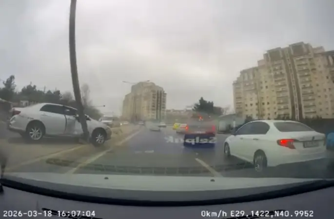 Ataşehir’de kontrolden çıkan araç elektrik direğini devirdi: Faciadan saniyelerle kurtuldu
