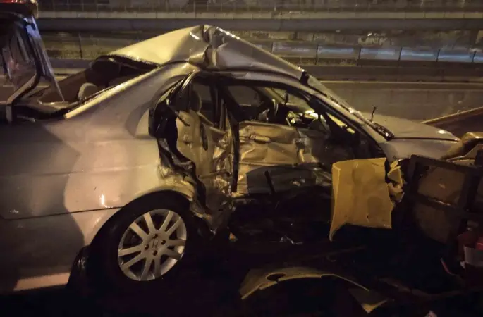 Ataşehir’de kontrolden çıkan otomobil bariyerlere ok gibi saplandı: 1 Ağır yaralı
