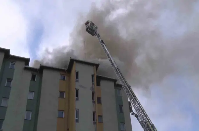 Ataşehir’de site içinde yangın: Sakat köpek mahsur kaldı
