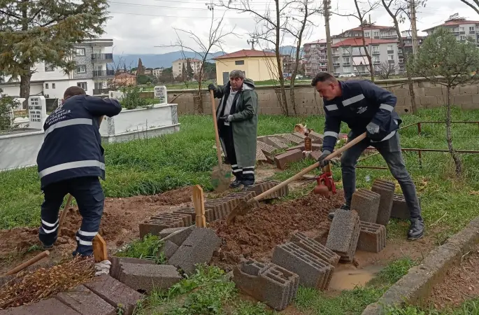Aydın Büyükşehir, Çine’de mezarlıklarda onarım ve bakım çalışması gerçekleştirdi
