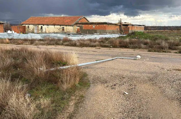 Aydınlatma direği yol ortasına devrildi, faciadan dönüldü
