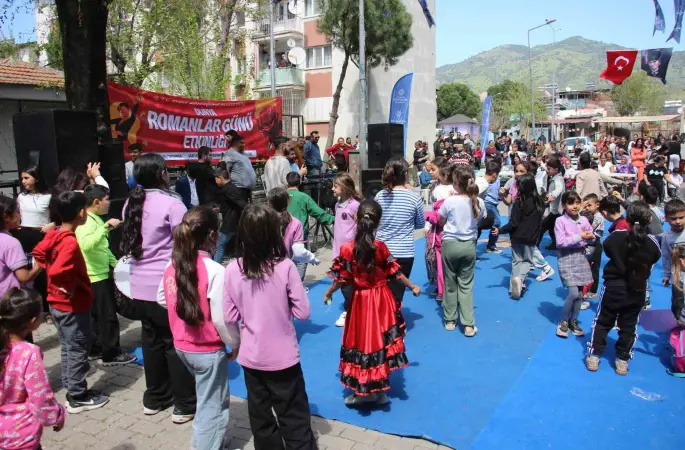 Aydınlı Romanlar günlerini doyasıya eğlenerek kutladı
