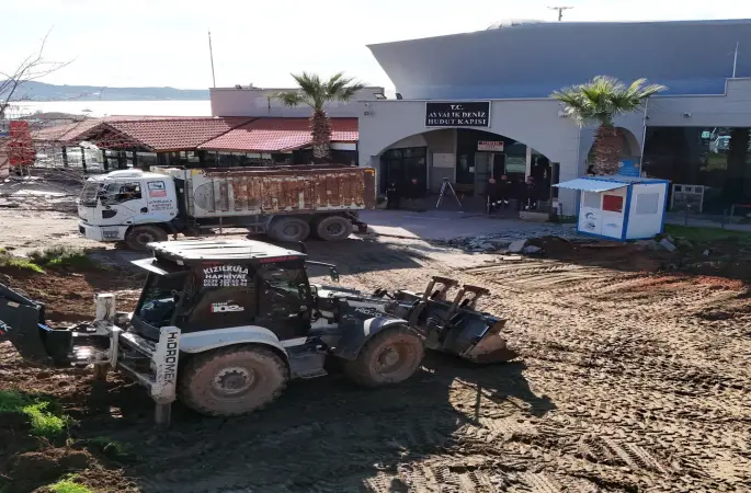 Ayvalık Deniz Hudut Kapısı önünde meydan düzenlemesi başlatıldı
