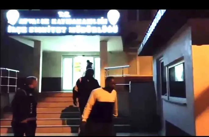 Ayvalık Polisinden sağanak yağmur altında göçmen avı
