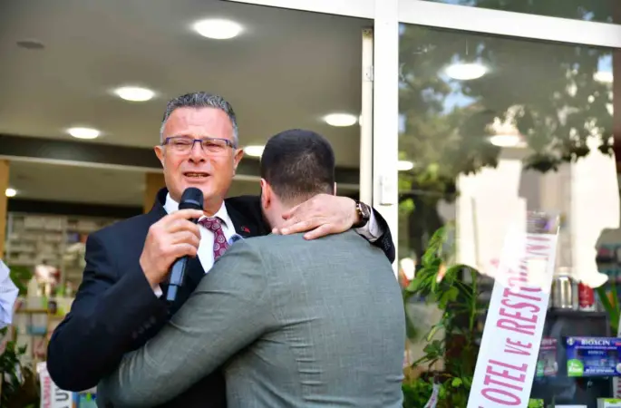 Baba-oğul açılışta gözyaşlarını tutamadı
