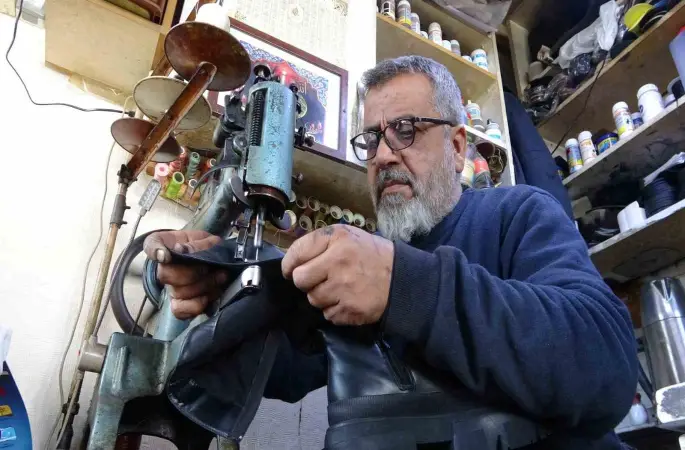 Babadan oğula ayakkabı tamirciliği
