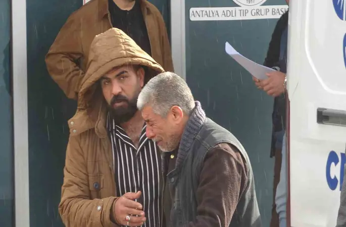 Babanın en ağır yükü: Kızı ve 5 torununun cenazesini gözyaşlarıyla teslim aldı
